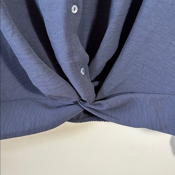 Kaleigh Blouse Gray Button-Up Cropped Twist Detail Collared in Size 1X - Picture 4 of 8